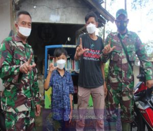 Bukan Dengan Tenaga Melainkan Melalui Buku, Inilah Sosok Wahyudi Yang Turut Sukseskan TMMD Desa Brenggolo