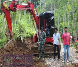 Tak Hanya Tenaga, Warga Brenggolo Siap Dukung Suksesnya TMMD