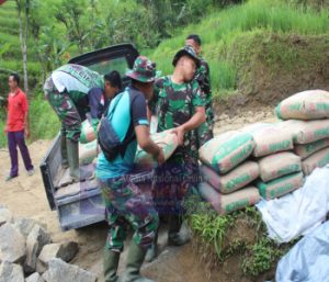 Cuaca Cerah, Satgas Tambah Bersemangat Langsir Material Ke Lokasi TMMD