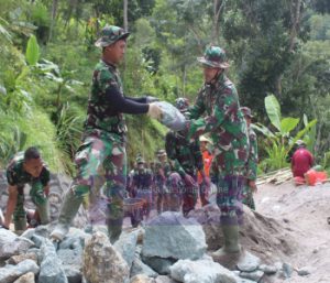 Satgas TMMD Dan Warga Masih Bergelut Dengan Batu