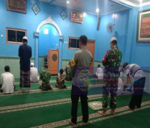 Danramil 03 Serengan dan Muspika Sholat Jum’at Bersama Sekaligus Cek PPKM di Masjid Lokasi KBD