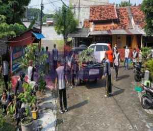 Personil Polres Gresik Laksanakan Kerja Bakti Jum’at Bersih Di Asrama Polisi Randu Agung