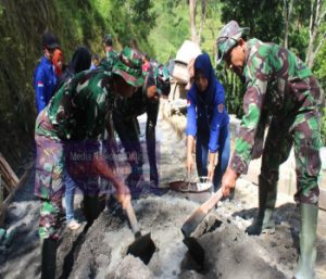 Kompak Dan Semangat, Potret Pemandangan Sehari-Hari TMMD Desa Brenggolo