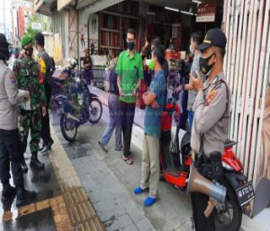 Babinsa Jayengan dan Bhabinkamtibmas Blusukan di Sepanjang Jl.Kali Larangan Terapkan PPKM Sambil Bagi Masker.