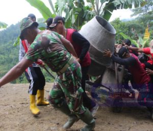 Penuh Semangat, Satgas Dan Warga Pindahkan Mesin Molen