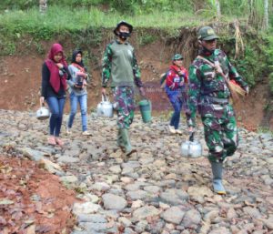 Satgas TMMD Bantu Warga Kirim Makanan Kelokasi