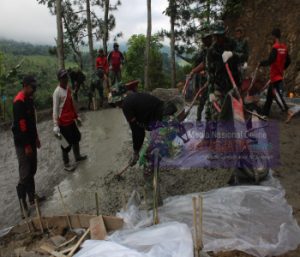 Tak Ada Hari Libur, Satgas Dan Warga Terus Kebut Pengecoran Jalan