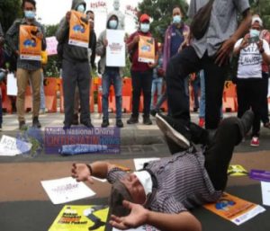 Puluhan Jurnalis Surabaya Unjuk Rasa Didepan Gedung Grahadi