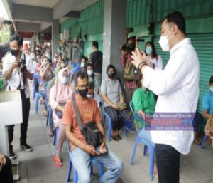 Vaksinasi Pedangang Pasar Genteng, Ditinjau Langsung Wali Kota Surabaya