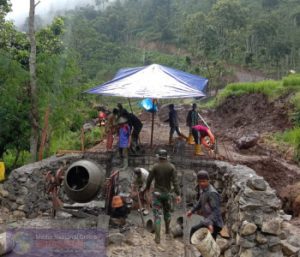 Walaupun Hujan Tak Turunkan Semangat Satgas TMMD Bersama Warga