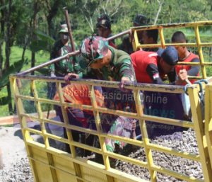 Di Hari-Hari Terakhir, Satgas Dan Warga Masih Bersemangat Turunkan Koral