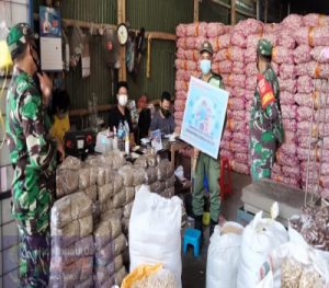 Penerapan PPKM Babinsa Setabelan Menyisir Pasar Legi Solo