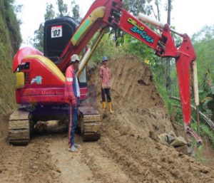 Totalitas Warga Pacitan Sampai Rela Sumbangkan Tanahnya Untuk Pengurukan Jembatan Penghubung Jateng-Jatim Dalam TMMD Reguler Ke-110 Kodim Wonogiri