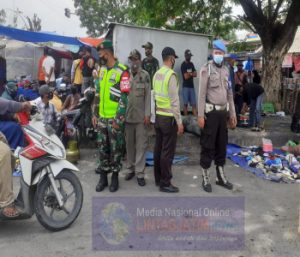 Edukasi Disiplin Prokes Terus Di Gaungkan Oleh Polsek Dukun Di Pasar Rakyat