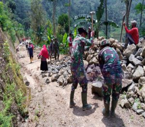 Siapkan Material, Satgas Pecah Batu Bermodalkan Godem