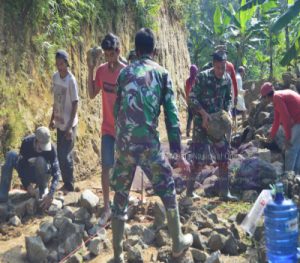 Satgas Dan Warga Kebut Pengerjaan Makadam Jalan