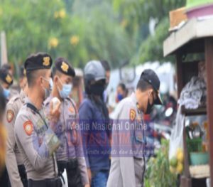 Anggota Polrestabes Surabaya Berikan Imbauan Prokes di Pasar Akik Jalan Indrapura