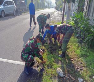 Jumat Bersih Babinsa, Lurah, Linmas dan Warga Bersihkan Bahu Jalan