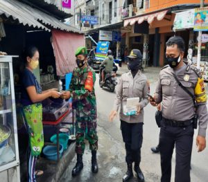 Sinergitas TNI Polri Wilayah Kecamatan Serengan Terapkan Edukasi PPKM