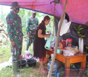 Istri Buka Warkop Dadakan, Suami Yang Bekerja Bergotong-Royong Bantu TMMD