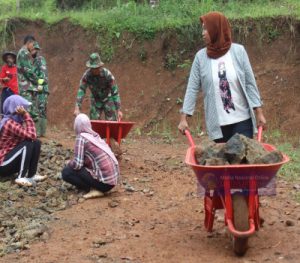 Peran Ibu-Ibu Turut Sukseskan TMMD Reguler Ke-110 Tak Diragukan Lagi