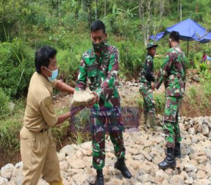 Patik Semangat Prajurit, Dansatgas Tak Segan Bantu Melangsir Batu Di Lokasi TMMD