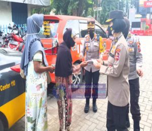 Pakor Polwan Bagikan Santunan dan Paket Sembako Didampingi Kapolres KP3 Surabaya