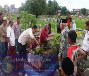 Jelang Ramadhan Berkah Bagi Pembersih Makam Dan Pedagang Bunga Tabur Serta Petugas Parkir