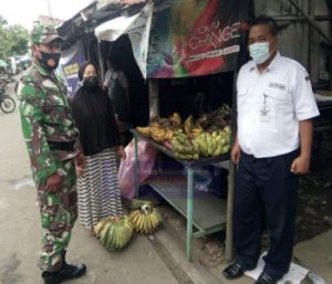 Berikan Himbauan Protokol Kesehatan, Babinsa Berkoordinasi Dengan Lurah Pasar