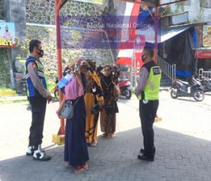 Patroli Harkamtibmas Sambangi wisata religi, Polsek Kebomas Selalu Ingatkan Prokes Bagi Peziarah