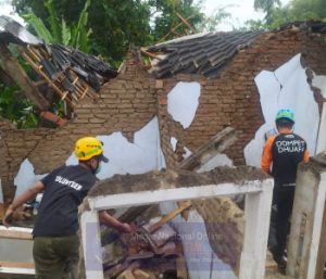 DMC DD Bantu Sisir Sejumlah Barang Warga Yang Tertimbun Puing-puing Rumah Hingga Distribusikan Logistik