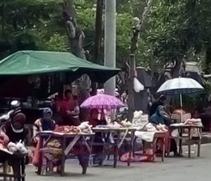 Penjual Kembang ketiban Rejeki Jelang Ramadhan