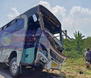 Bus Akas Tabrak Pagar Pengaman Tol Sidoarjo, Saat Menyalip Trailer Dari Sebelah Kiri