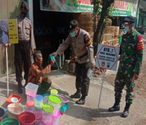 Laksanakan Himbauan 5M Dan Bagikan Masker Koramil 06/Kartasura, Sukseskan PPKM Mikro