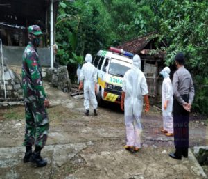 Anggota Koramil 07/Tirtomoyo Dampingi Pemakaman Jenazah Dengan Prosedur Covid-19