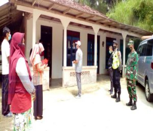 Putus Rantai Penyebaran Covid-19. Anggota oramil 23/Karangtengah Dampingi Nakes Laksanakan Tracking