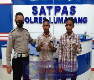 Terima SIM Gratis dari Kapolres Lumajang, Dua Pelajar Asal Papua