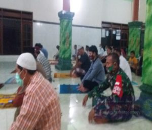 Terapkan Protokol Kesehatan, Babinsa Koramil 17/Sidoharjo Laksanakan Shalat Tarawih Bersama