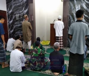 Sholat Jum’at Bersama Alat Komsos Bagi Serka Hakib dengan Warga Binaannya