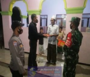 Bulan Ramadhan, Polsek Gumukmas Polres Jember Bagikan Alqur’an Untuk Masjid dan Musholla