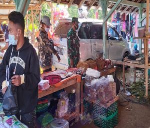 Babinsa Desa Jeblogan Bersama Tim PPKM Keliling Pasar Himbau Warga Terapkan Protkes Dan Bagi-Bagi Masker