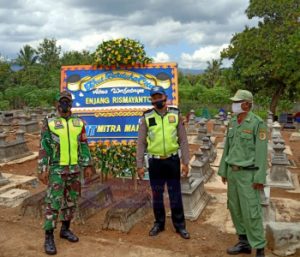 Anggota Koramil 14/Jatisrono Kawal Dan Amankan Pemakaman Jenazah Covid-19