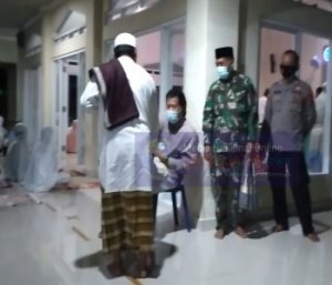 Terapkan Protkes, Anggota Koramil Dan Polsek Nguntoronadi Shalat Tarawih Bersama Warga