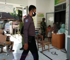 Babinsa Kelurahan Jayengan dan Bhabinkamtibmas Terapkan PPKM Berbasis Mikro di UPTD Puskesmas