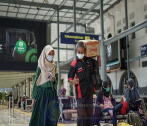 Parcel Ramadhan, Seyumkan Porter Stasiun