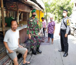 Warung Angkringan Menjadi Sasaran Komsos Babinsa dan Bhabinkamtibmas Joyotakan