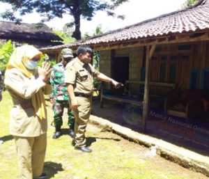 Bentuk Perhatian Satgas PPKM Mikro Kayuloko Berikan Sembako Kepada Warga