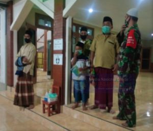 Sebelum Sholat Tarawih, Babinsa Himbau Warga Wajib Jalani 5M