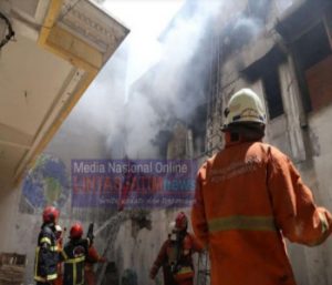 Kebakaran Ruko Daerah Genteng Besar Mengakibatkan 1 Orang jadi Korban