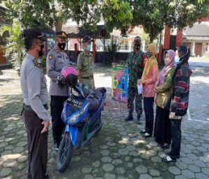 Keliling desa-desa, Aparat Gabungan Bendosari Sosialisakan dan ajak warga laksanakan gerakan 5M